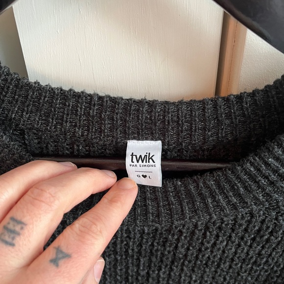 EUC Twik Simons Sweater - Picture 2 of 3